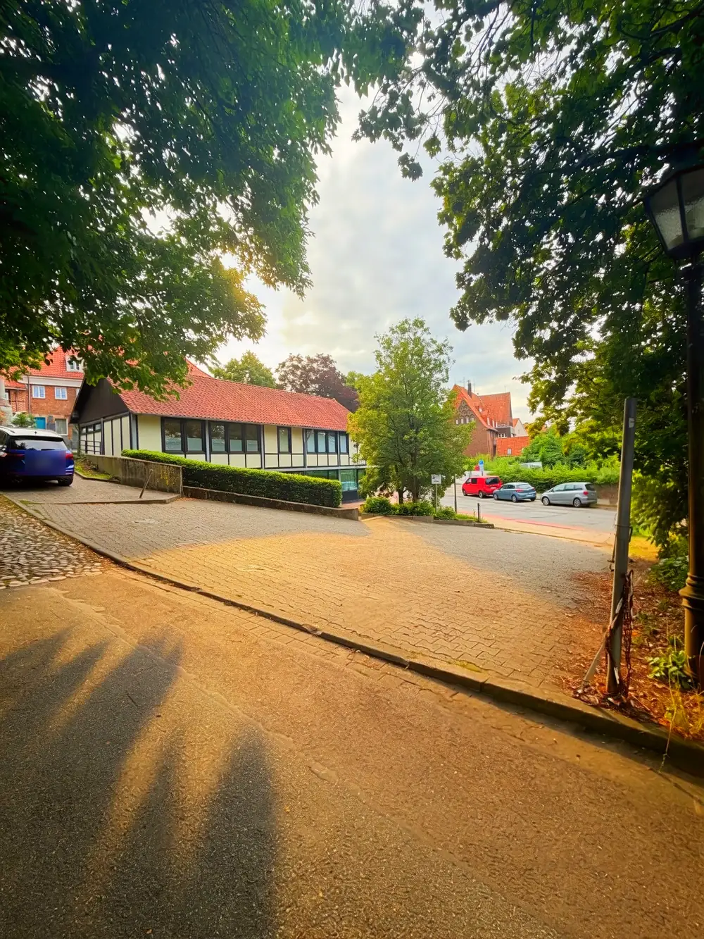 Blick von den Stellplätzen auf das Bestattungshaus Prange