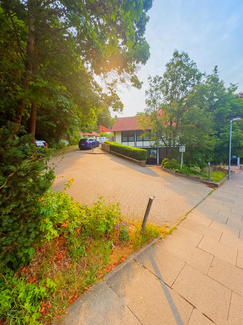 Zufahrt und Parkplatz neben dem Bestattungshaus Prange in Lüneburg