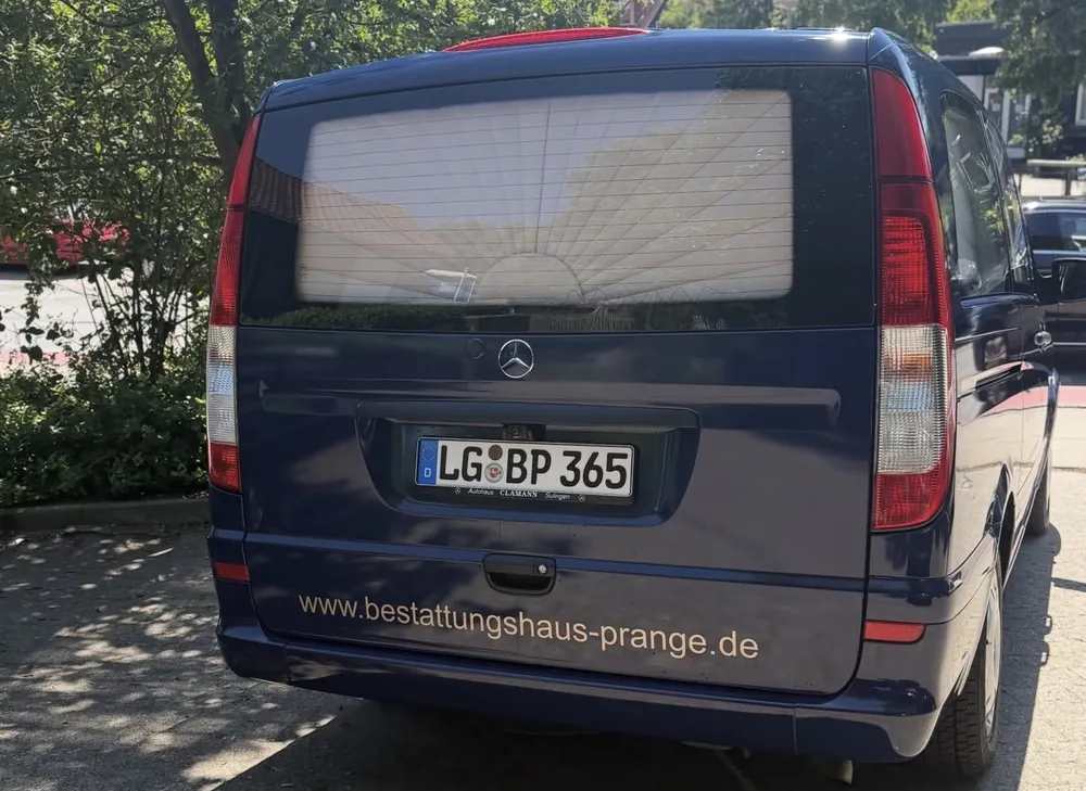 Heckansicht des Bestattungswagens des Bestattungshauses Prange