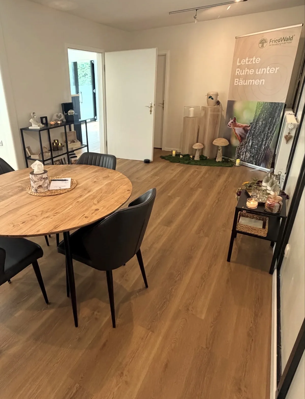 Besprechungszimmer mit FriedWald-Aufsteller im Bestattungshaus Prange in Lüneburg