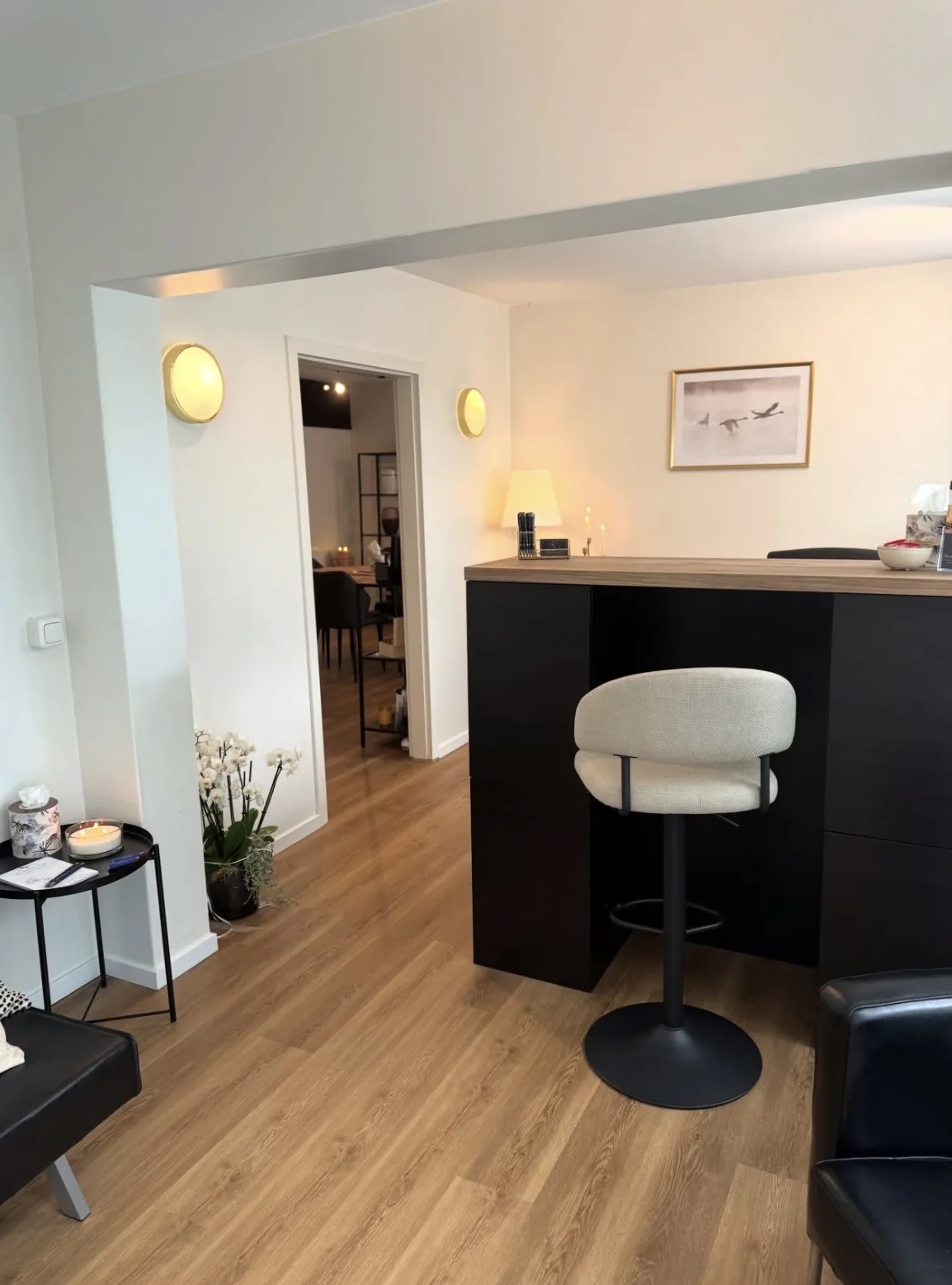 Blick vom Empfangstresen in das Besprechungszimmer des Bestattungshauses Prange